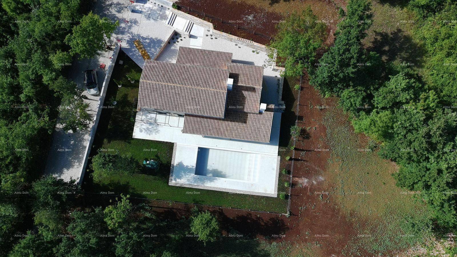 Vogelperspektive eines Hauses mit Pool und Garten in einer ländlichen Umgebung.