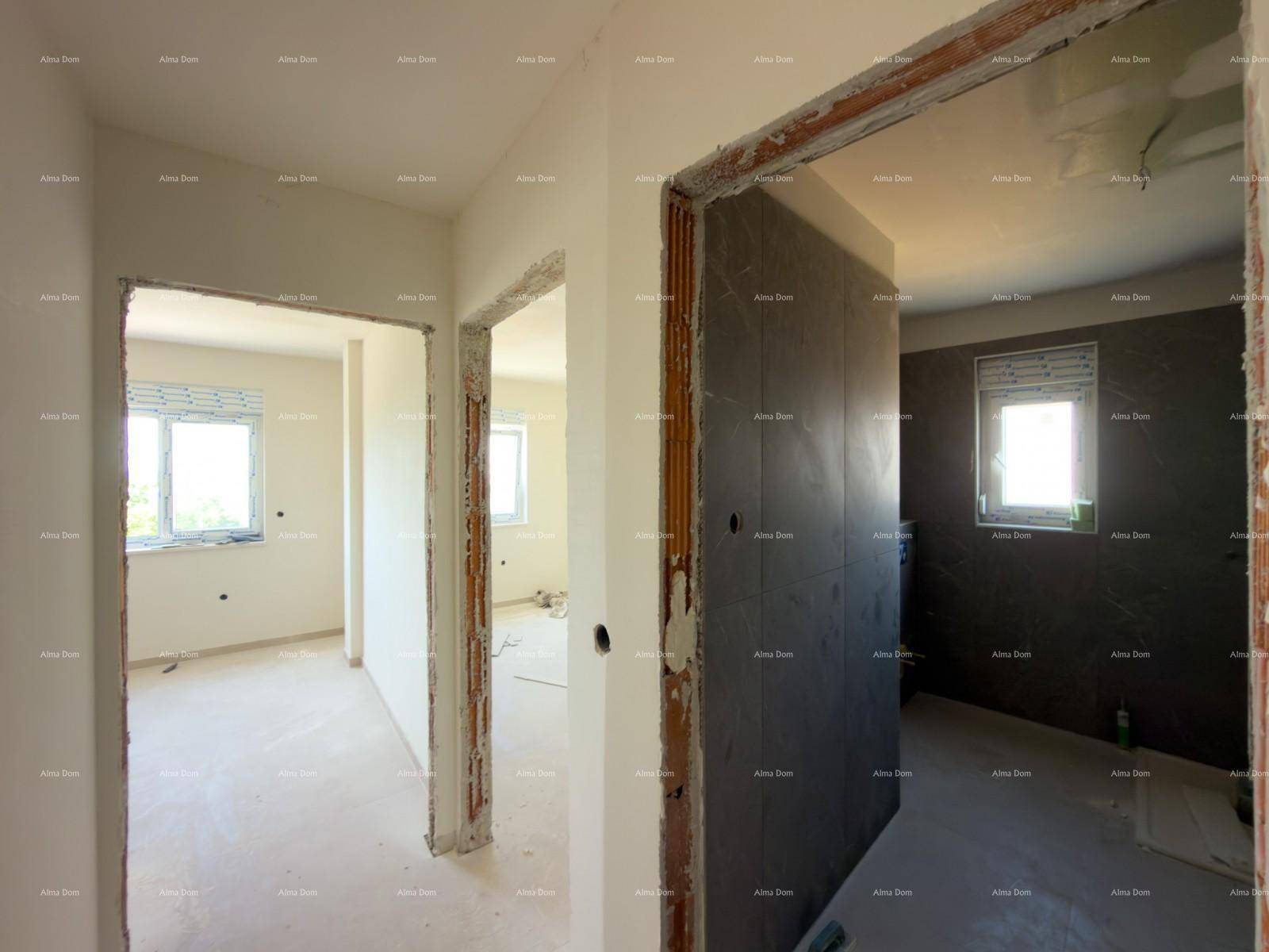 Flurbereich mit Blick in verschiedene unfertige Zimmer, darunter ein gefliestes Bad.
