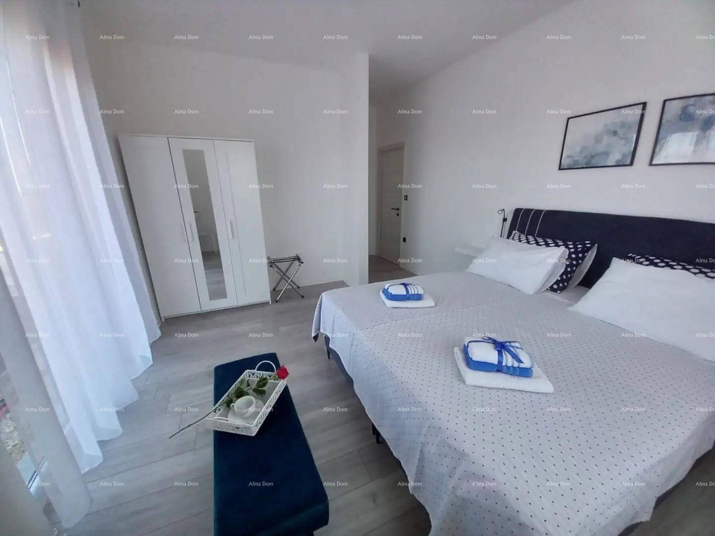 Geräumiges Schlafzimmer mit Doppelbett, Kleiderschrank und hellem Laminatboden.