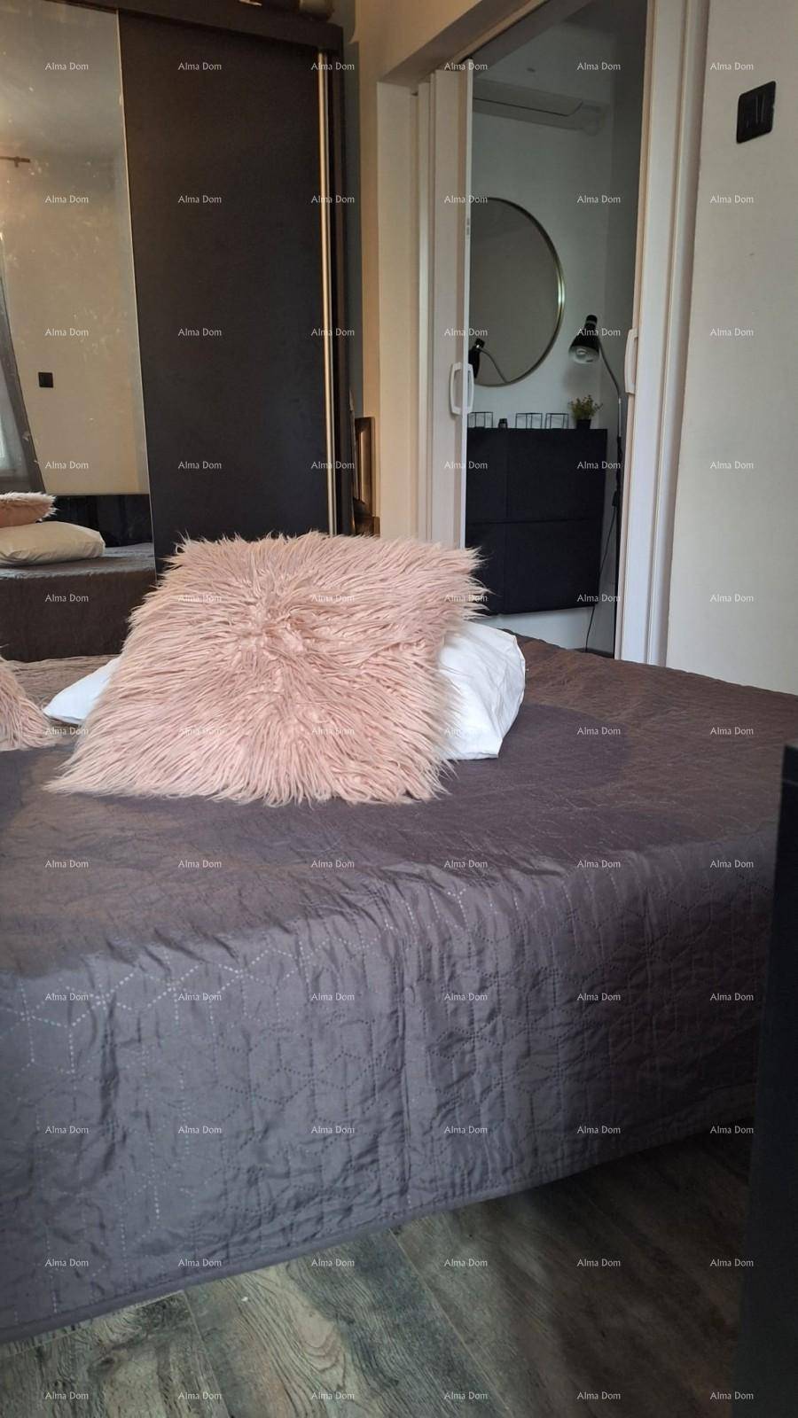 Nahaufnahme eines Bettes mit flauschigem Kissen, das eine gemütliche Atmosphäre im Schlafzimmer schafft.