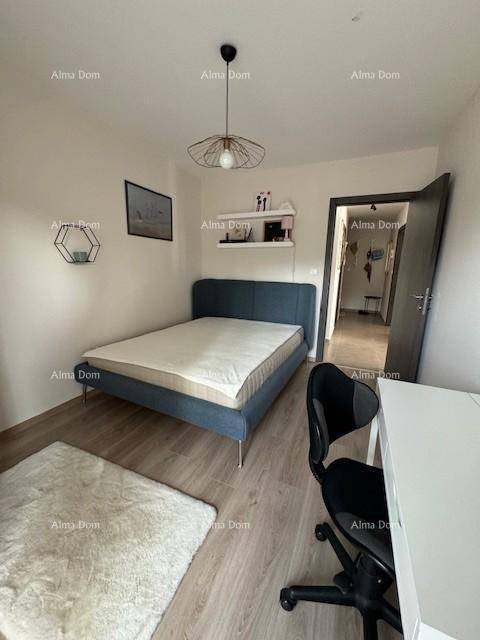 Modern eingerichtetes Schlafzimmer mit Holzboden, Schreibtisch und bequemen Bett.