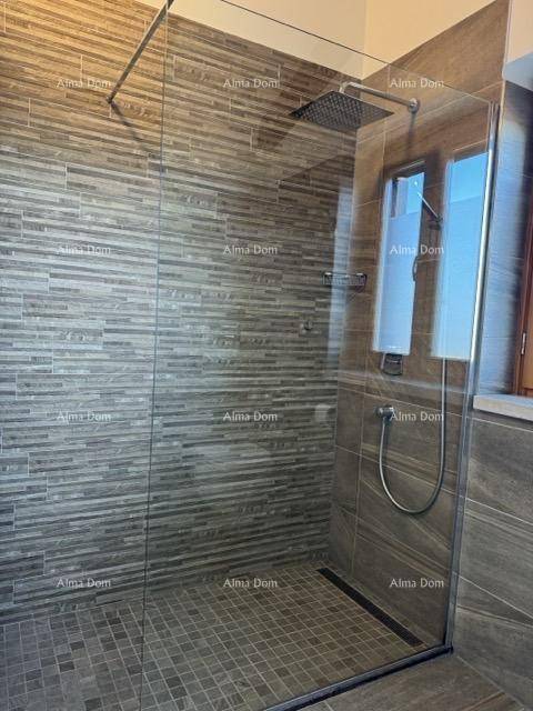 Geräumige begehbare Dusche mit Regenduschkopf und modernen Fliesen im Badezimmer.