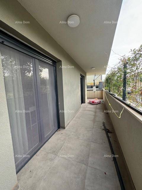 Langer, schmaler Balkon mit Fliesenboden und Blick auf die Umgebung.