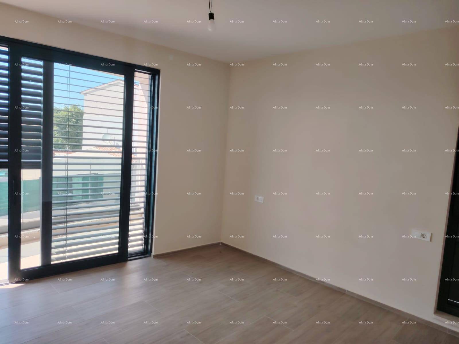 Helles Schlafzimmer mit großem Fenster und modernem Fliesenboden, bereit zur individuellen Gestaltung.