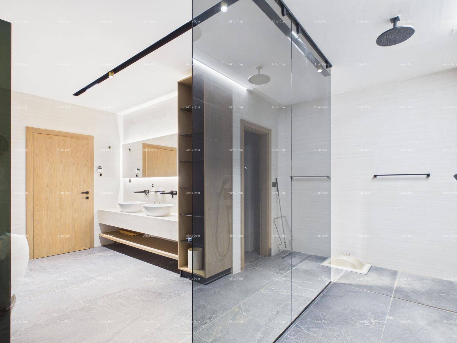 Modernes Badezimmer mit großer begehbarer Dusche und Blick auf den Doppelwaschtisch.