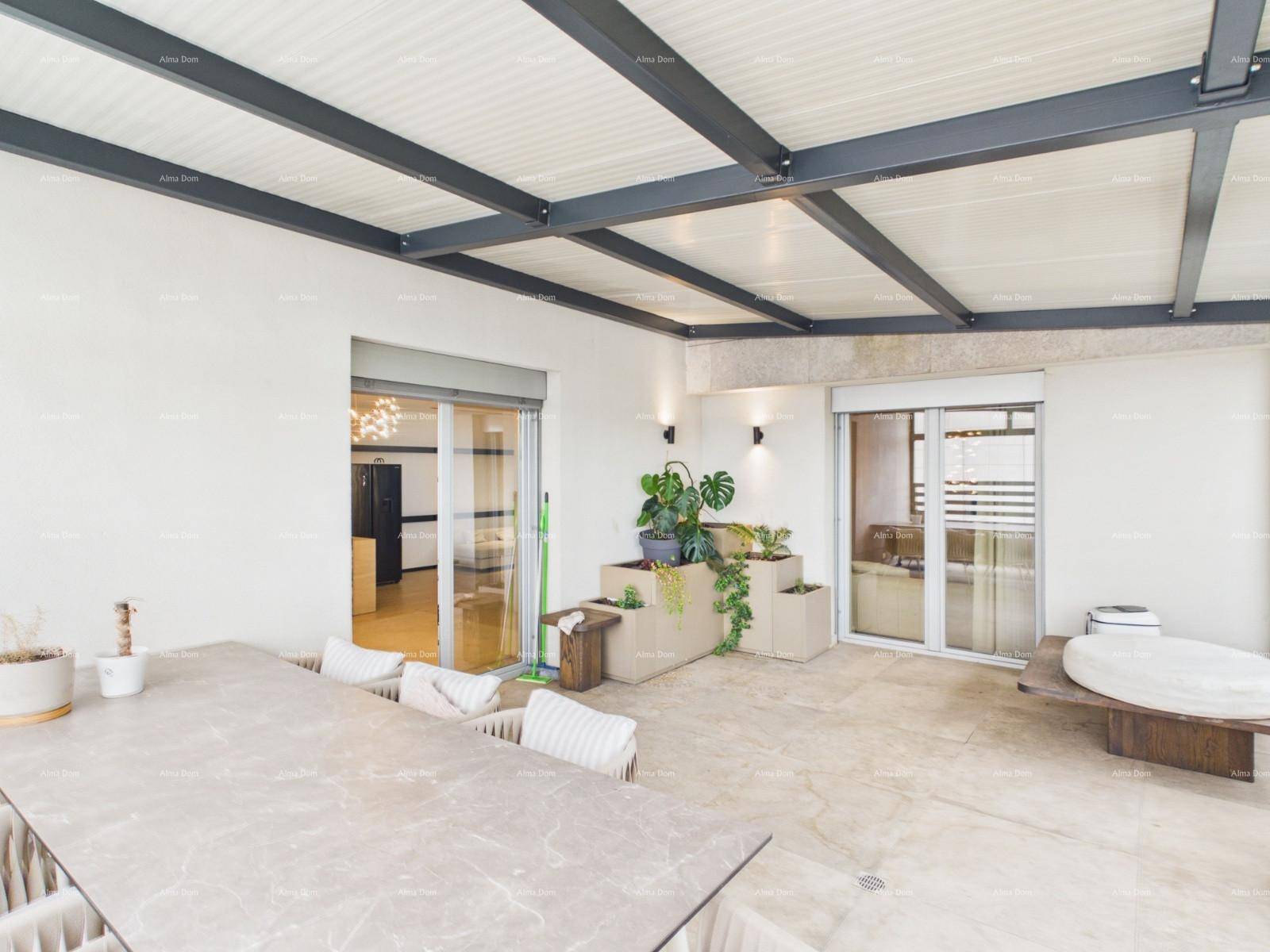 Überdachte Terrasse mit Esstisch, Pflanzen und Zugang zum Innenbereich durch Schiebetüren.