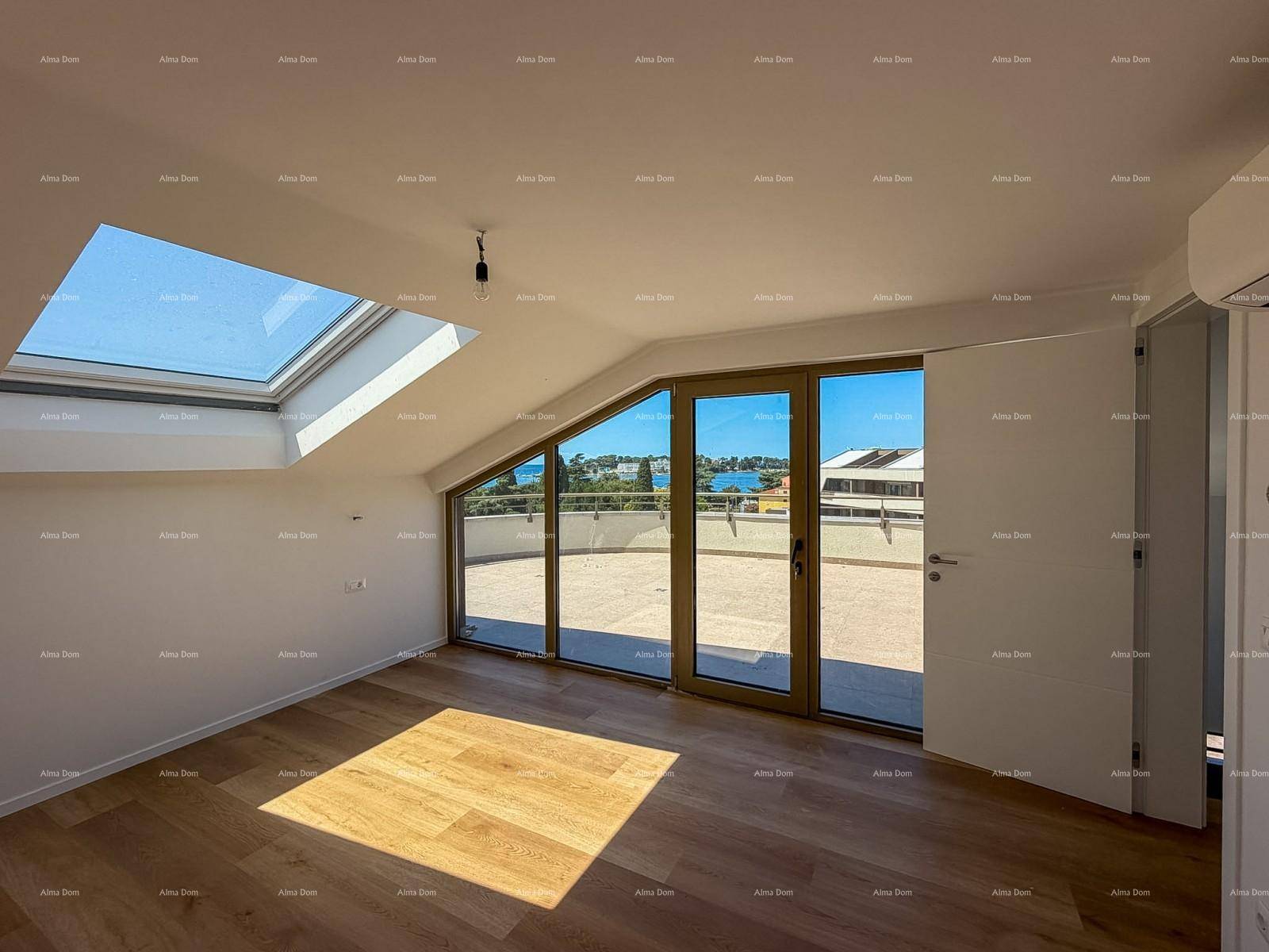 Geräumiges Schlafzimmer mit Holzboden, Dachfenster und breitem Zugang zur Dachterrasse.