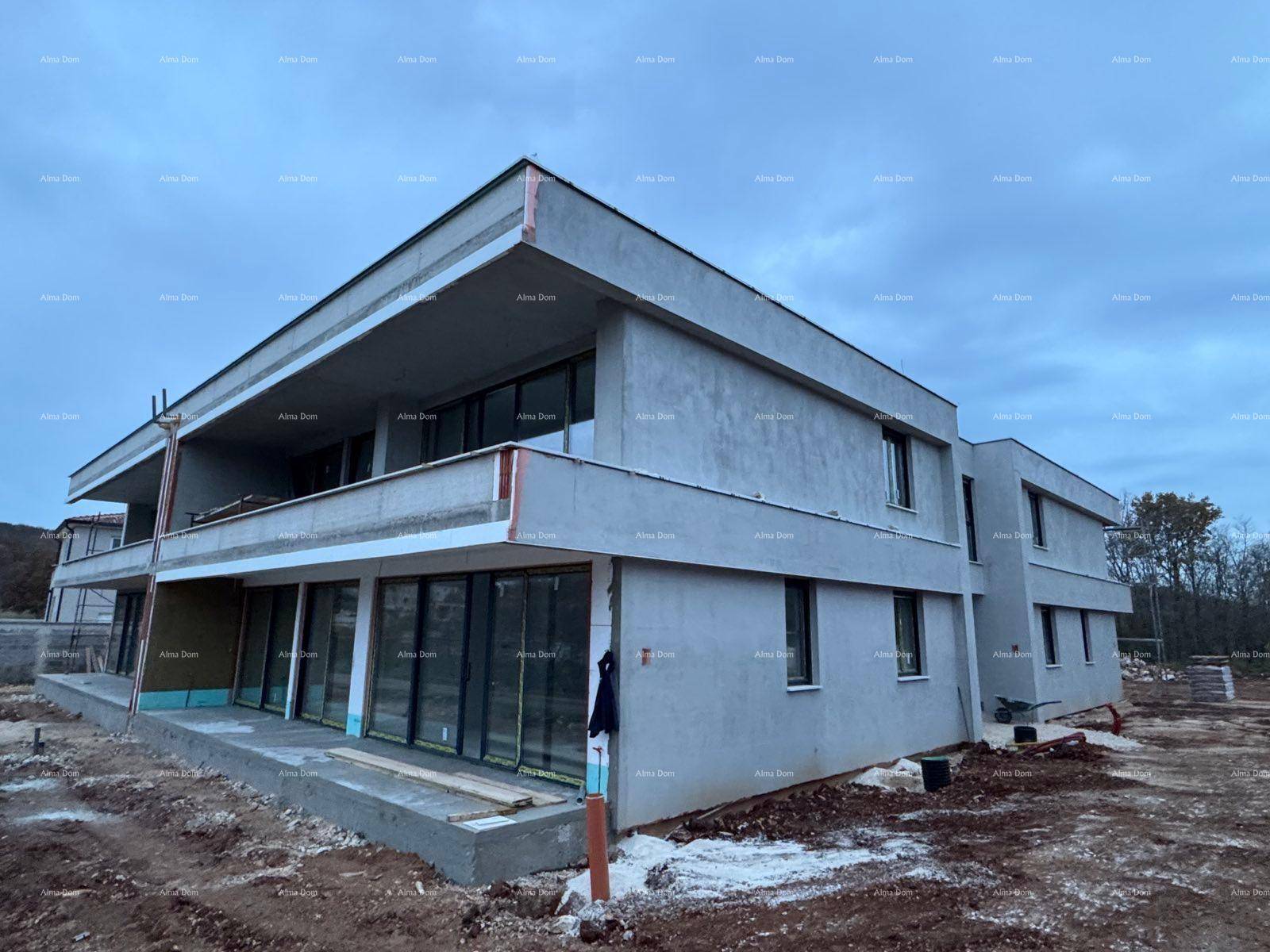 Seitenansicht der modernen Wohnanlage im Bau, mit großen Glasflächen und Rohbauzustand.