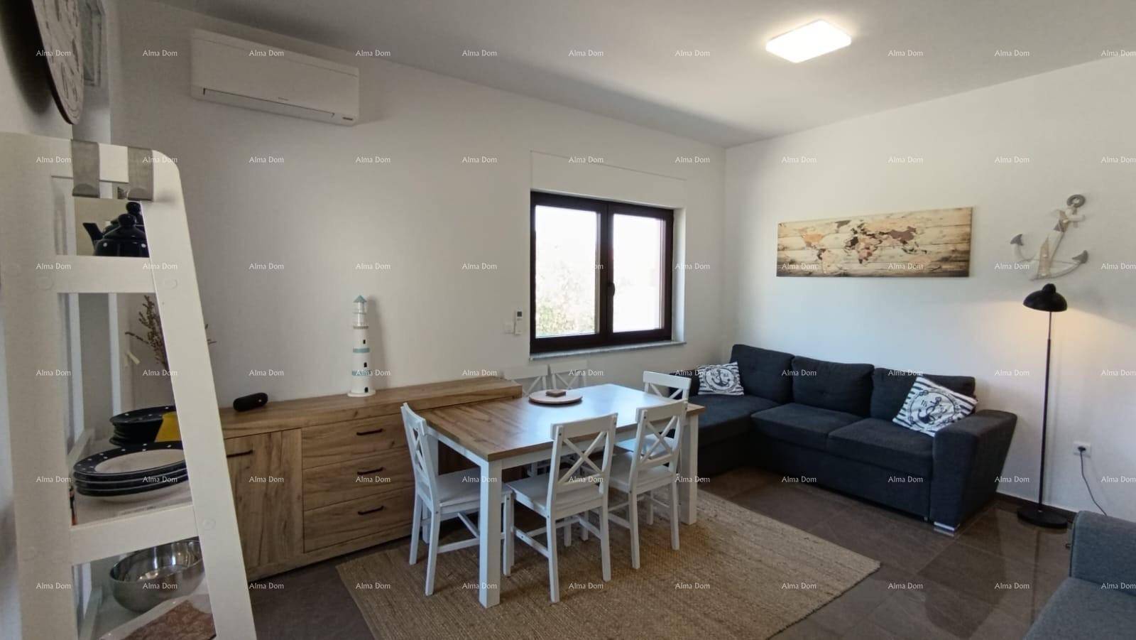 Heller Wohn- und Essbereich mit Holztisch, bequemen Sofas und Fensterblick.