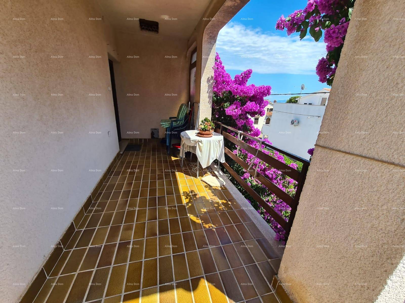 Überdachter Balkon mit gelben Fliesen und blühenden Bougainvillea-Pflanzen, ideal für Entspannung.