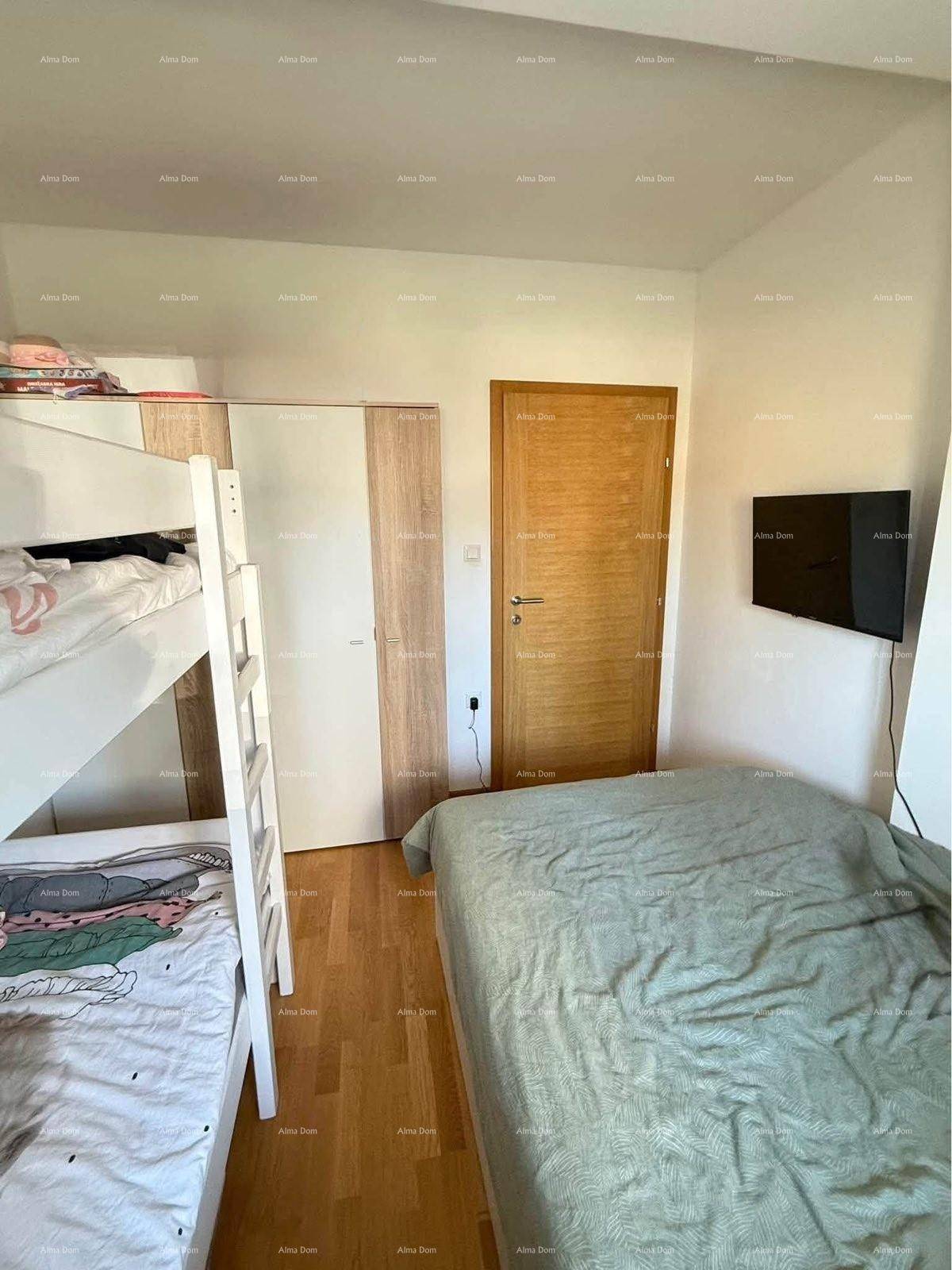 Schlafzimmer mit Etagenbett, Doppelbett, Kleiderschrank und Wandfernseher.