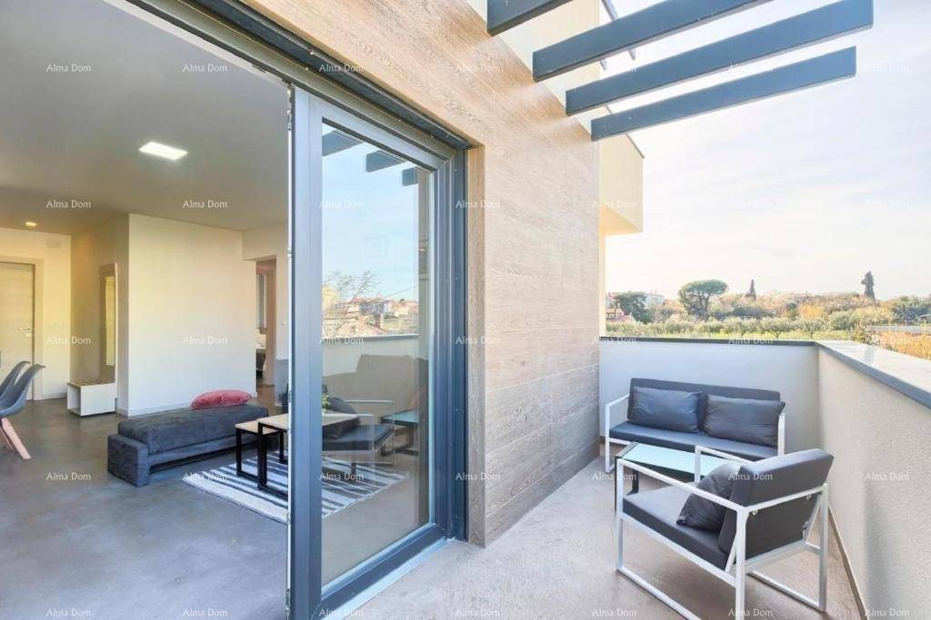 Heller Balkon mit modernen Outdoor-Möbeln und Zugang zum Wohnbereich.