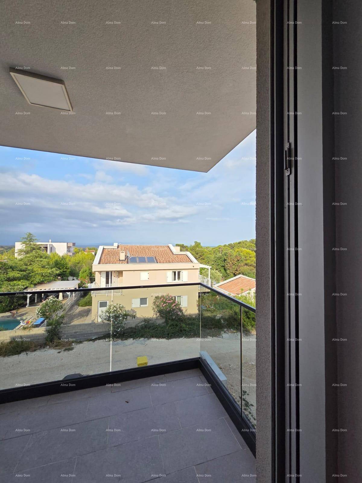 Moderner Balkon mit Glasgeländer und weitem Blick über die Umgebung.