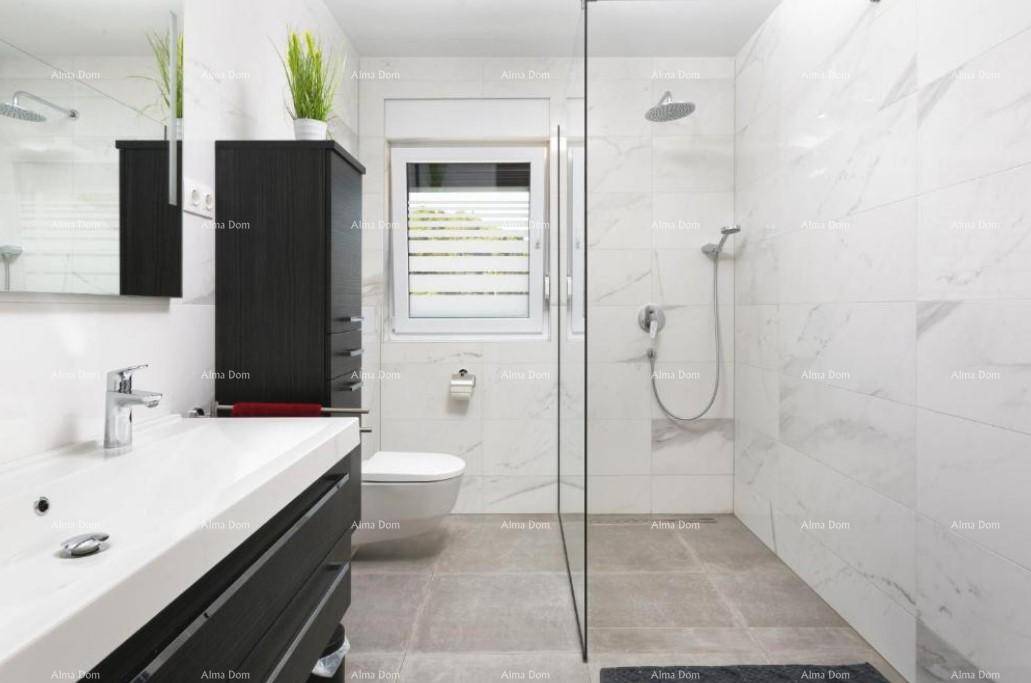 Modernes Badezimmer mit begehbarer Dusche, weißen Marmorfliesen und dunklem Waschtisch.