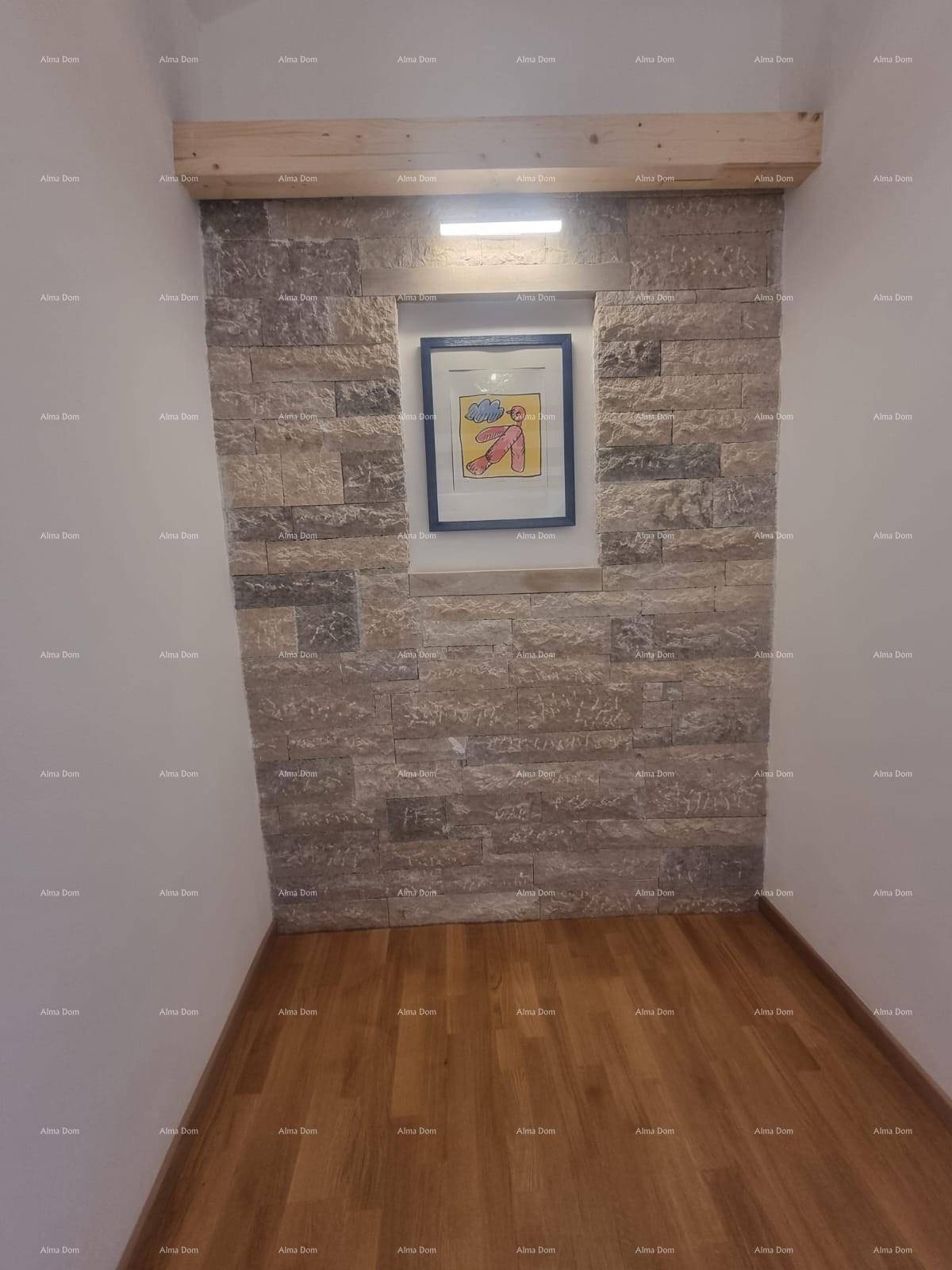 Dekorativer Bereich mit Steinwand, Holzboden und einem gerahmten Bild als Akzent.