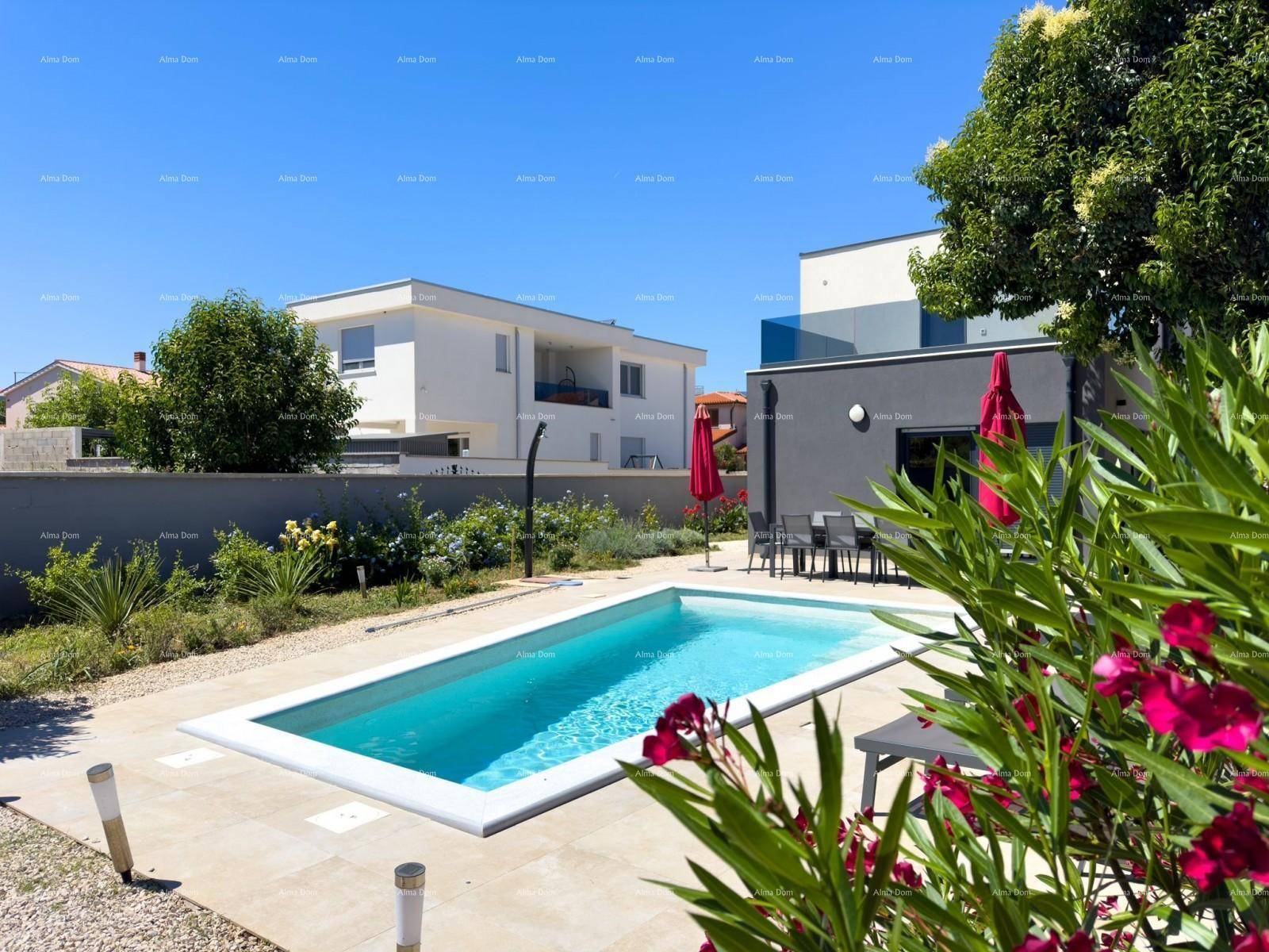 Moderner Außenbereich mit privatem Pool, Essbereich und gepflegtem Garten unter blauem Himmel.