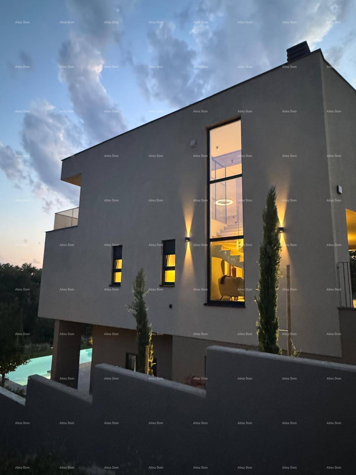 Moderne Villa mit hohen Fenstern und stilvoller Außenbeleuchtung in der Abenddämmerung.