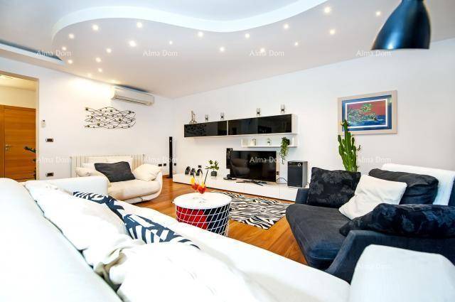 Modernes Wohnzimmer mit stilvoller Beleuchtung, bequemen Sofas und Holzboden.