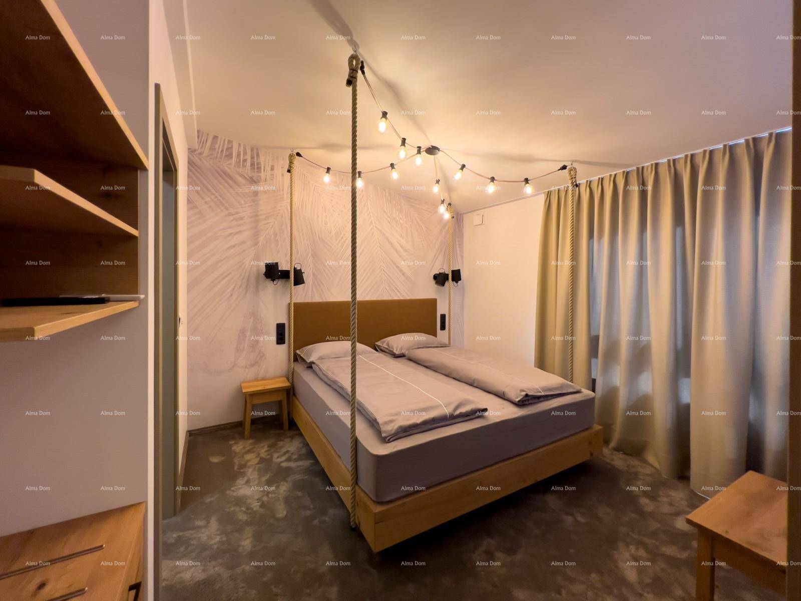 Schlafzimmeransicht mit Bett, Holzregalen und Wanddekoration, die den Raum stilvoll ergänzt.