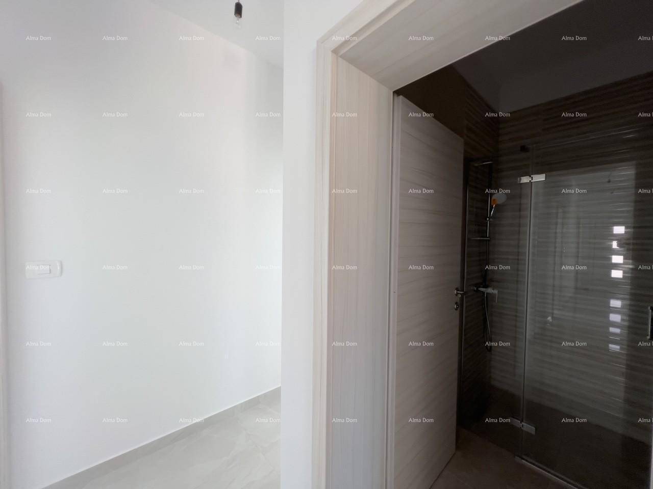 Heller Flur mit Zugang zu einem modernen Badezimmer mit Glasdusche.
