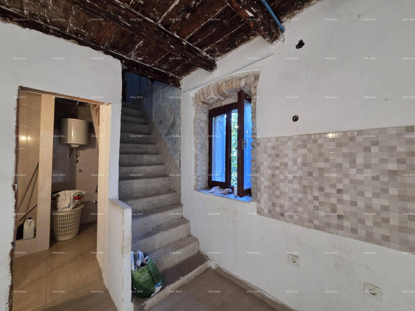 Innenraum mit Steintreppe, Fliesenboden und einem kleinen Fenster, angrenzend an einen Badezimmerbereich.