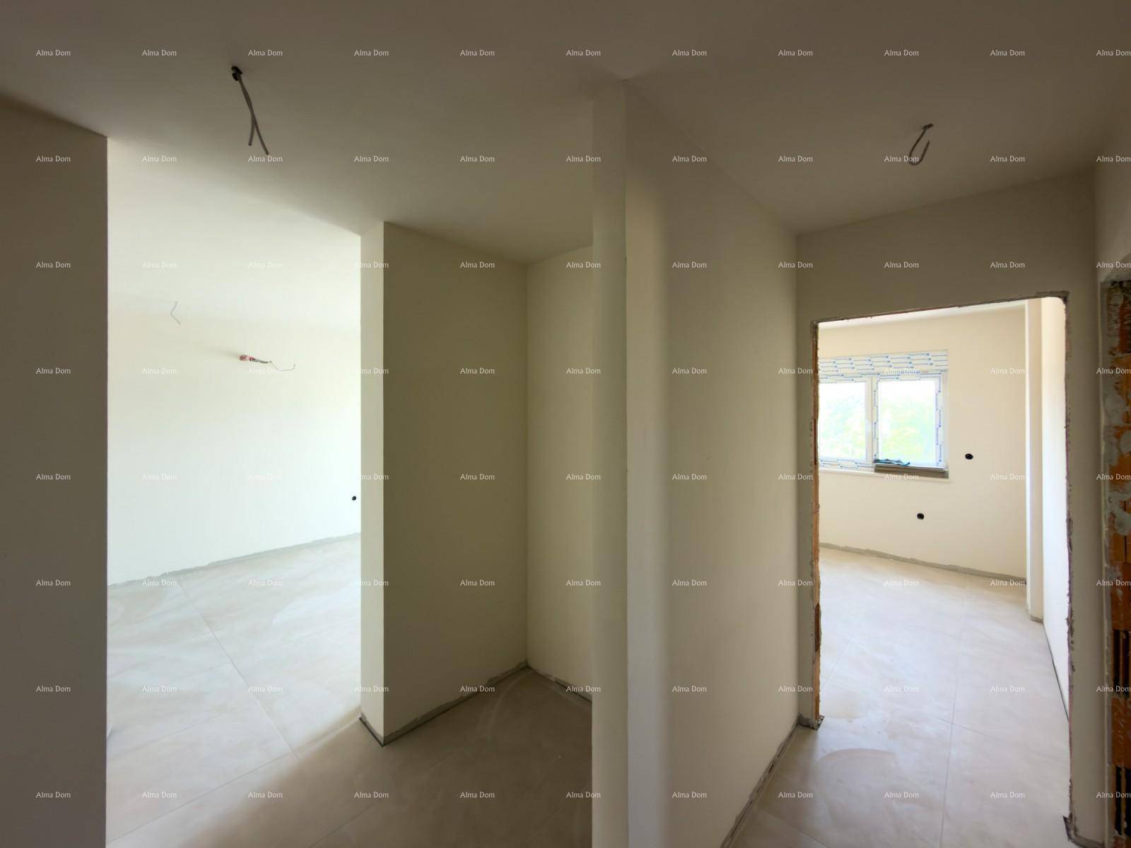 Unfertiger Flurbereich mit hellem Fliesenboden und Durchgängen zu weiteren Räumen im Neubau.