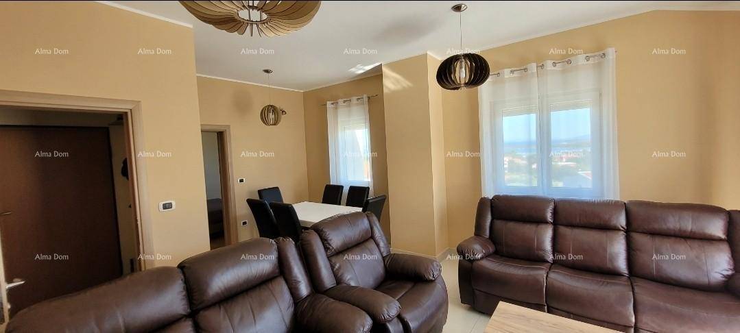 Gemütlicher Wohnbereich mit Ledersofas und einem Esstisch, beleuchtet durch große Fenster.
