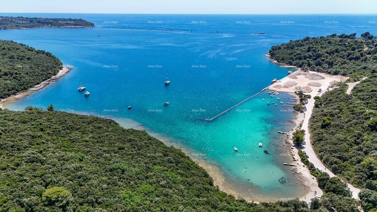Malerische Bucht mit kristallklarem türkisfarbenem Wasser, Booten und dicht bewaldeten Ufern.