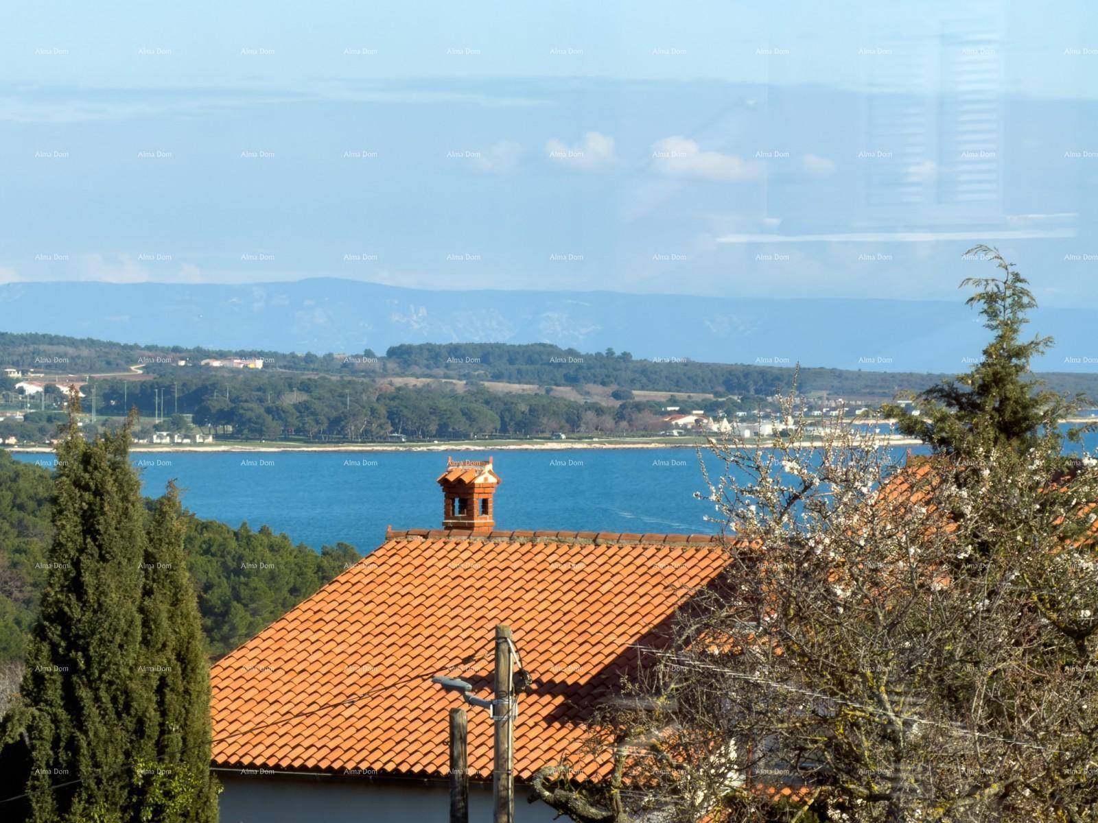Malerischer Blick auf das Meer und die umliegende Landschaft mit traditionellen Dächern.