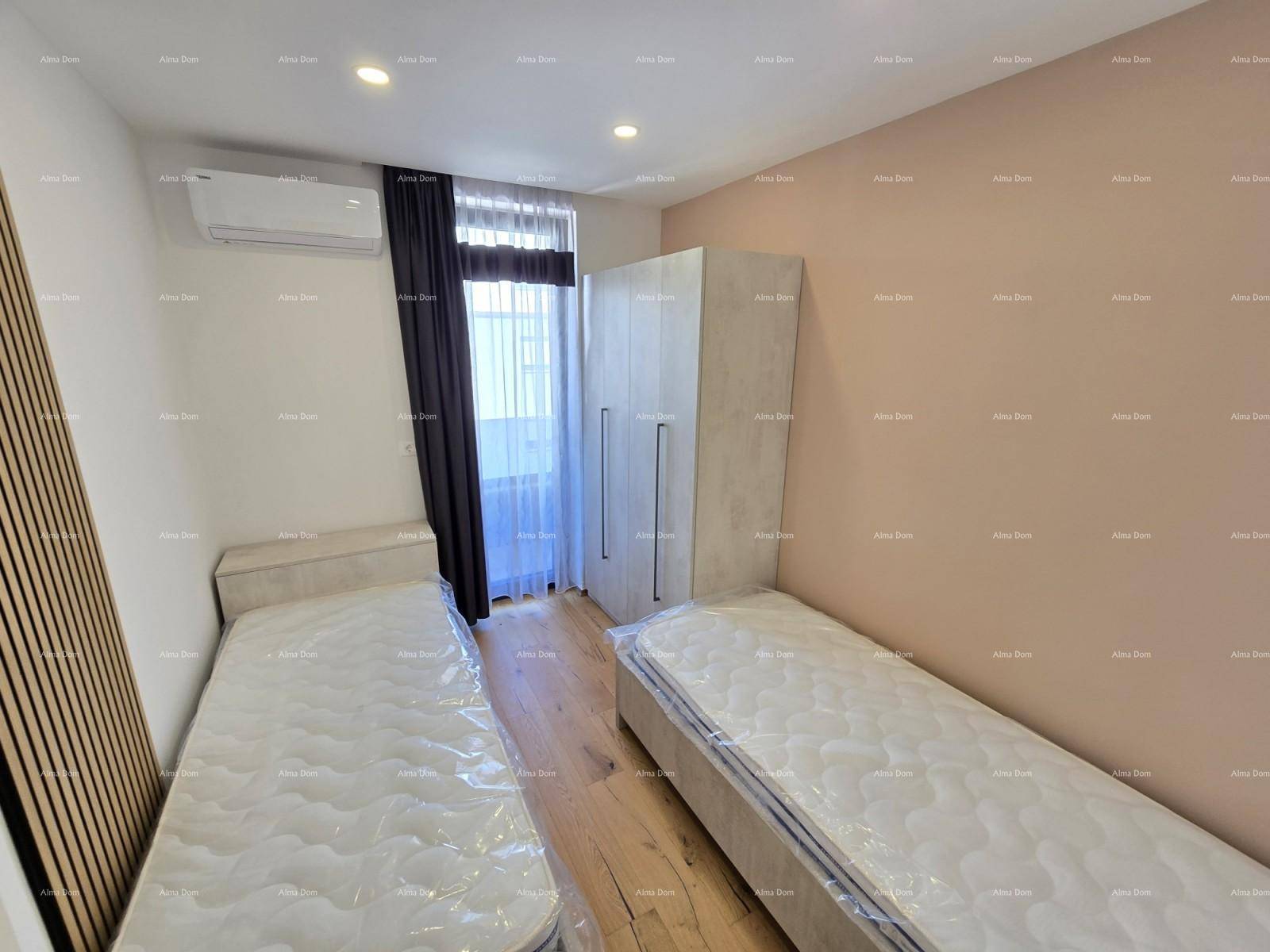 Schlafzimmer mit zwei Betten und hellem Kleiderschrank, bereit für die Nutzung.