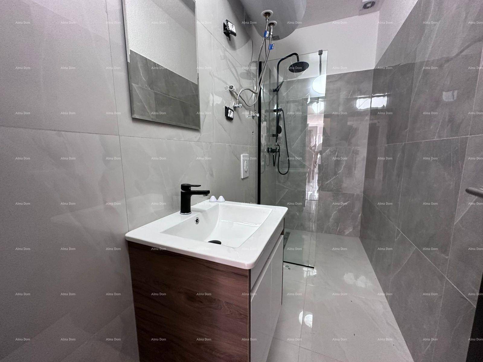 Modernes Badezimmer mit Einzelwaschbecken, Spiegel und einer geräumigen begehbaren Dusche.