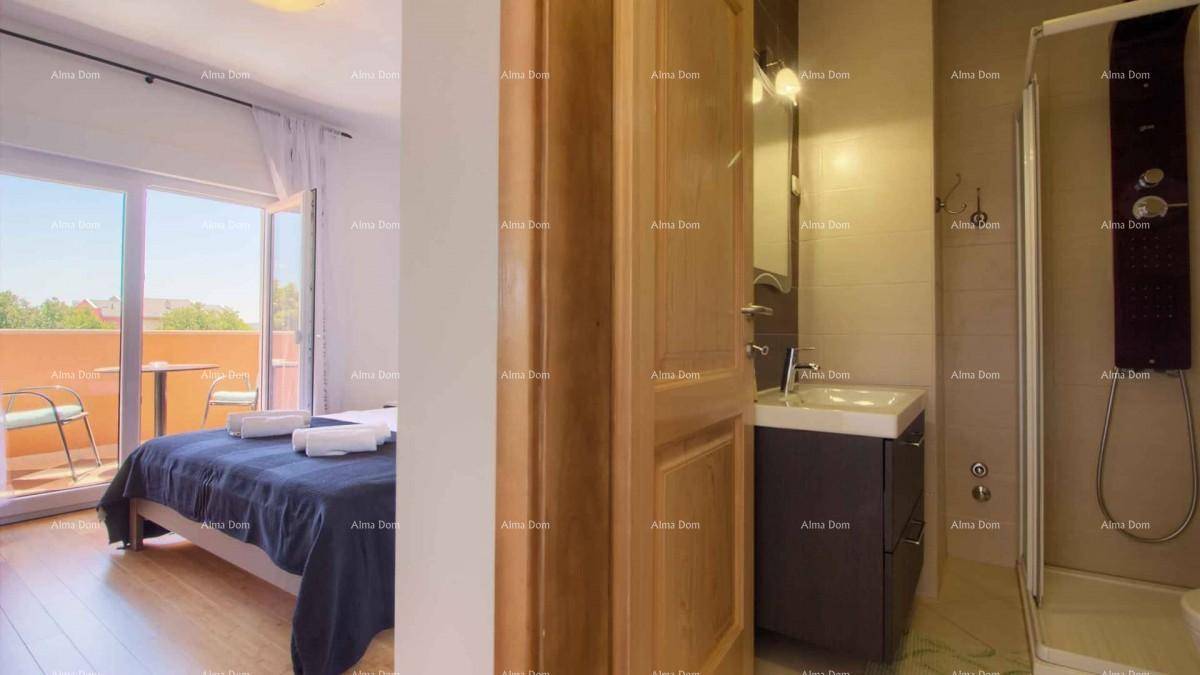 Schlafzimmer mit angrenzendem Badezimmer, ausgestattet mit einer modernen Duschkabine.