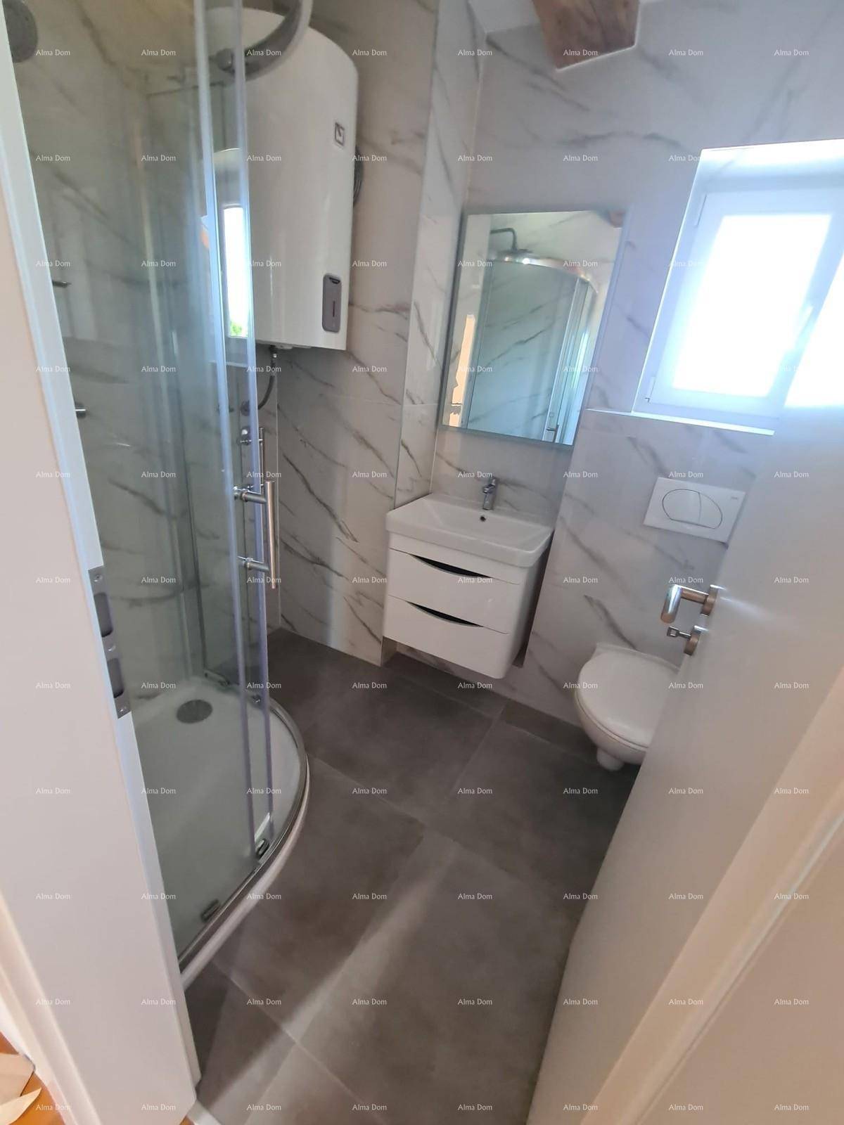 Modernes Badezimmer mit Eckdusche, Waschtisch und Marmorfliesen an den Wänden.
