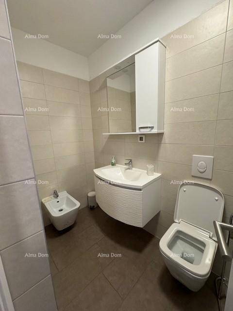 Badezimmer mit Bidet, Toilette, Waschbecken und Spiegelschrank, ausgestattet mit hellen Fliesen.
