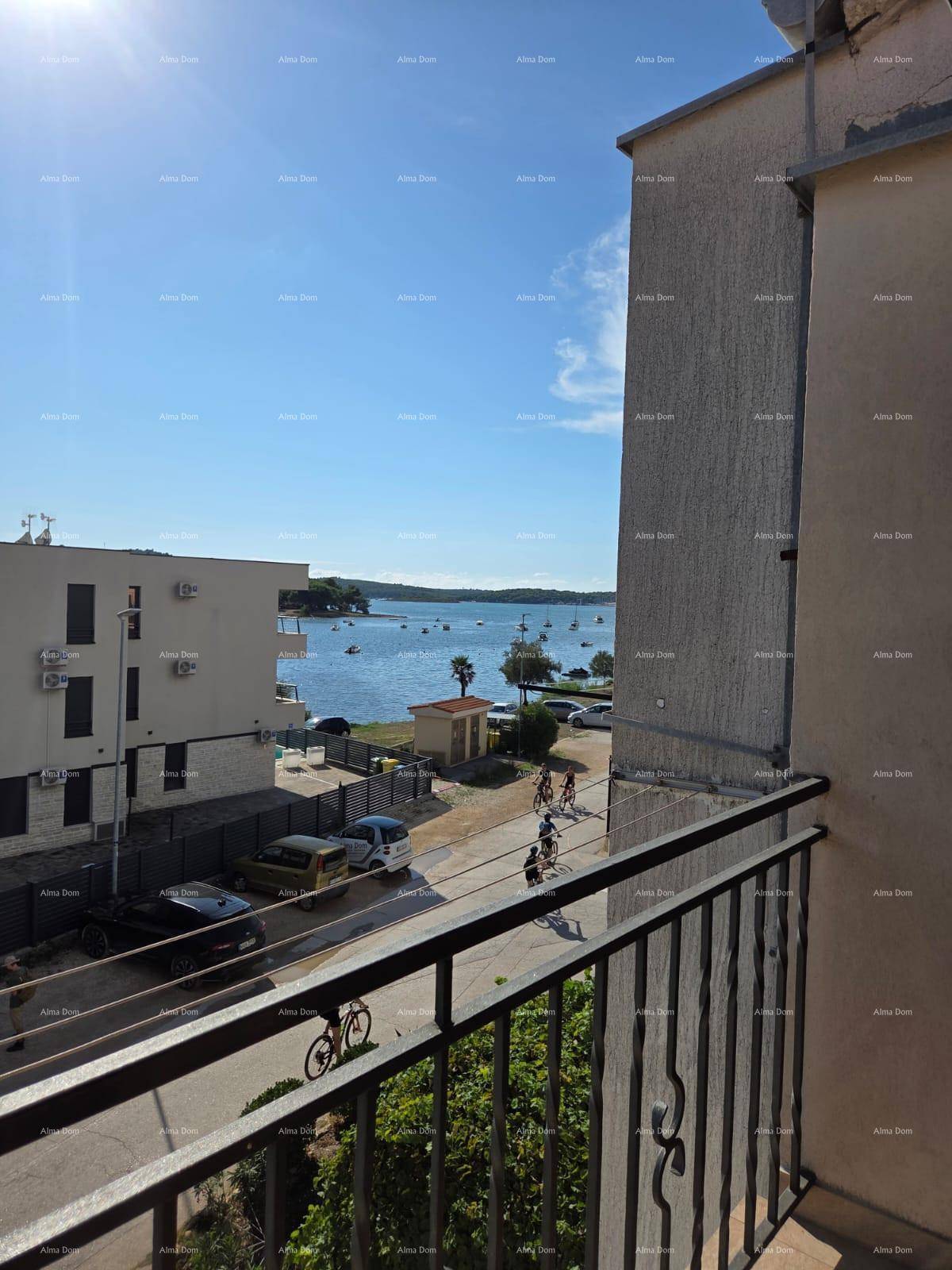 Balkon mit Blick auf das Meer, die Straße und die umliegende Wohngegend.