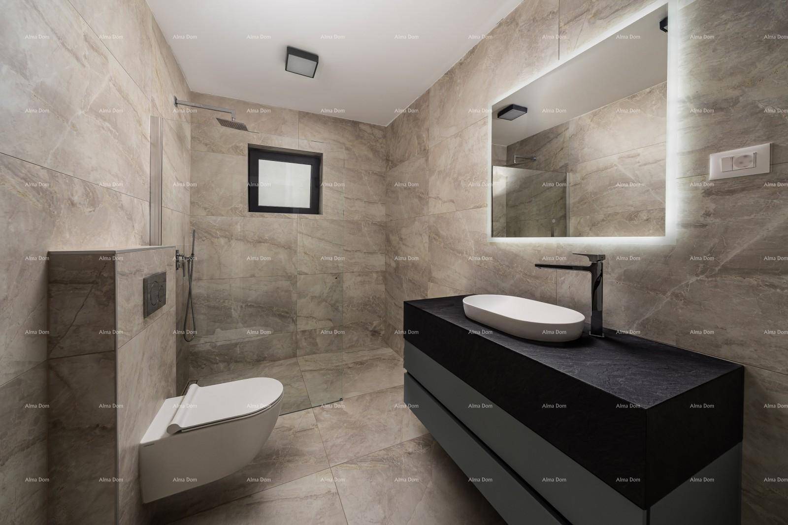 Modernes Badezimmer mit großen Fliesen, begehbarer Dusche und beleuchtetem Spiegel.