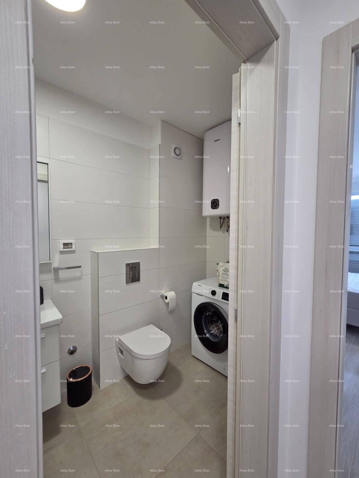 Funktionales Badezimmer mit WC, Waschbecken und integrierter Waschmaschine.