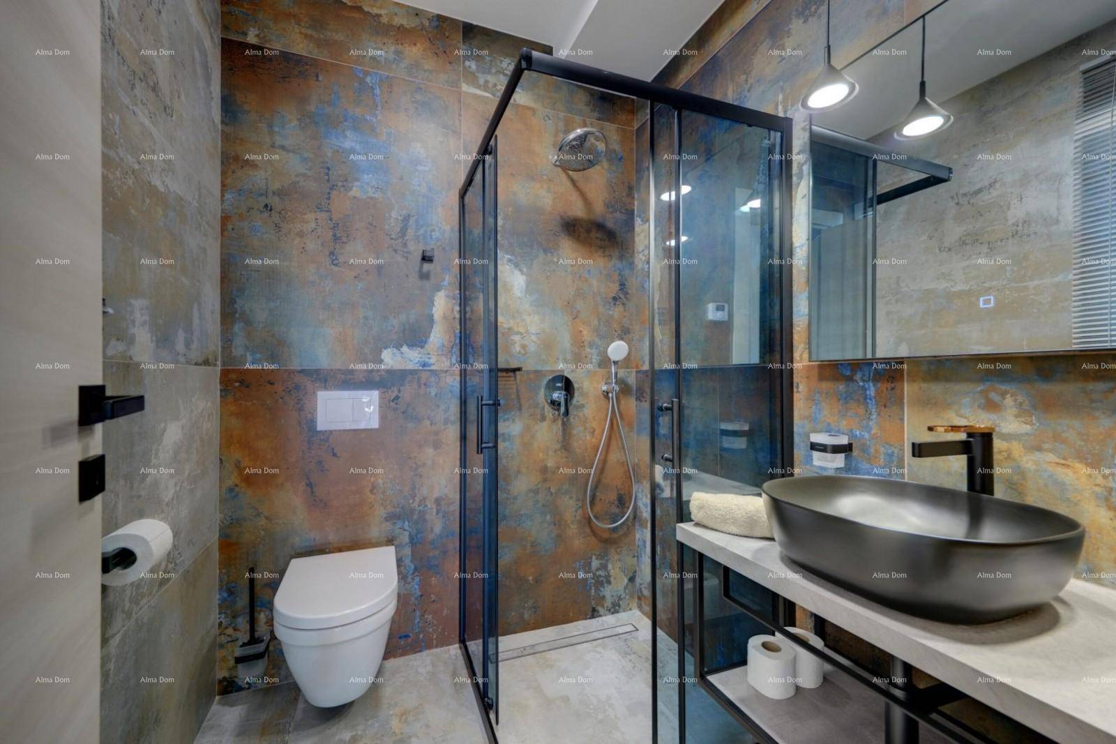 Modernes Badezimmer mit industriellen Fliesen, ebenerdiger Dusche und stilvollem Aufsatzwaschbecken.