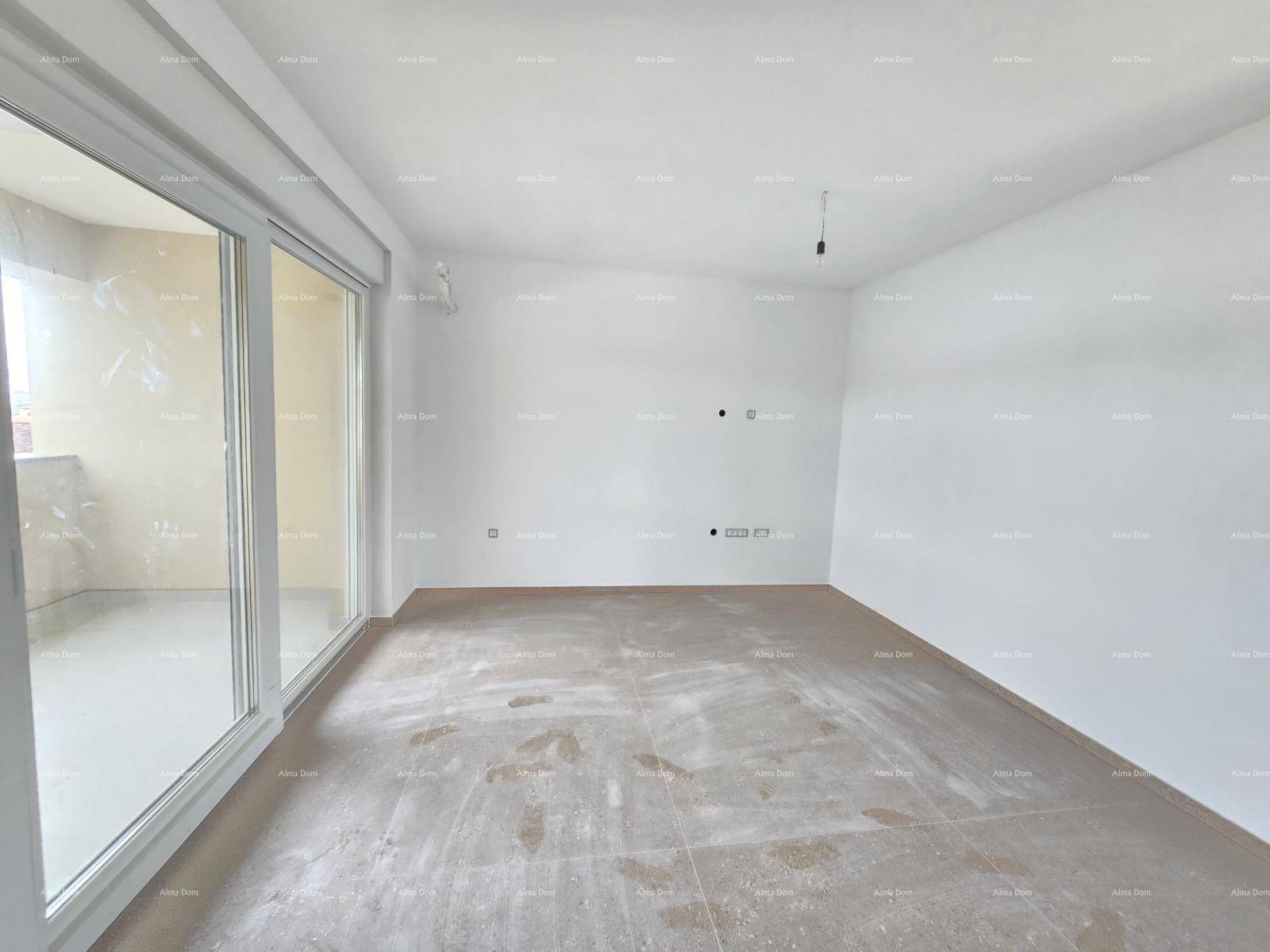 Unmöblierter Wohnbereich mit großen Glasfronten, die viel Tageslicht hereinlassen und zum Balkon führen.