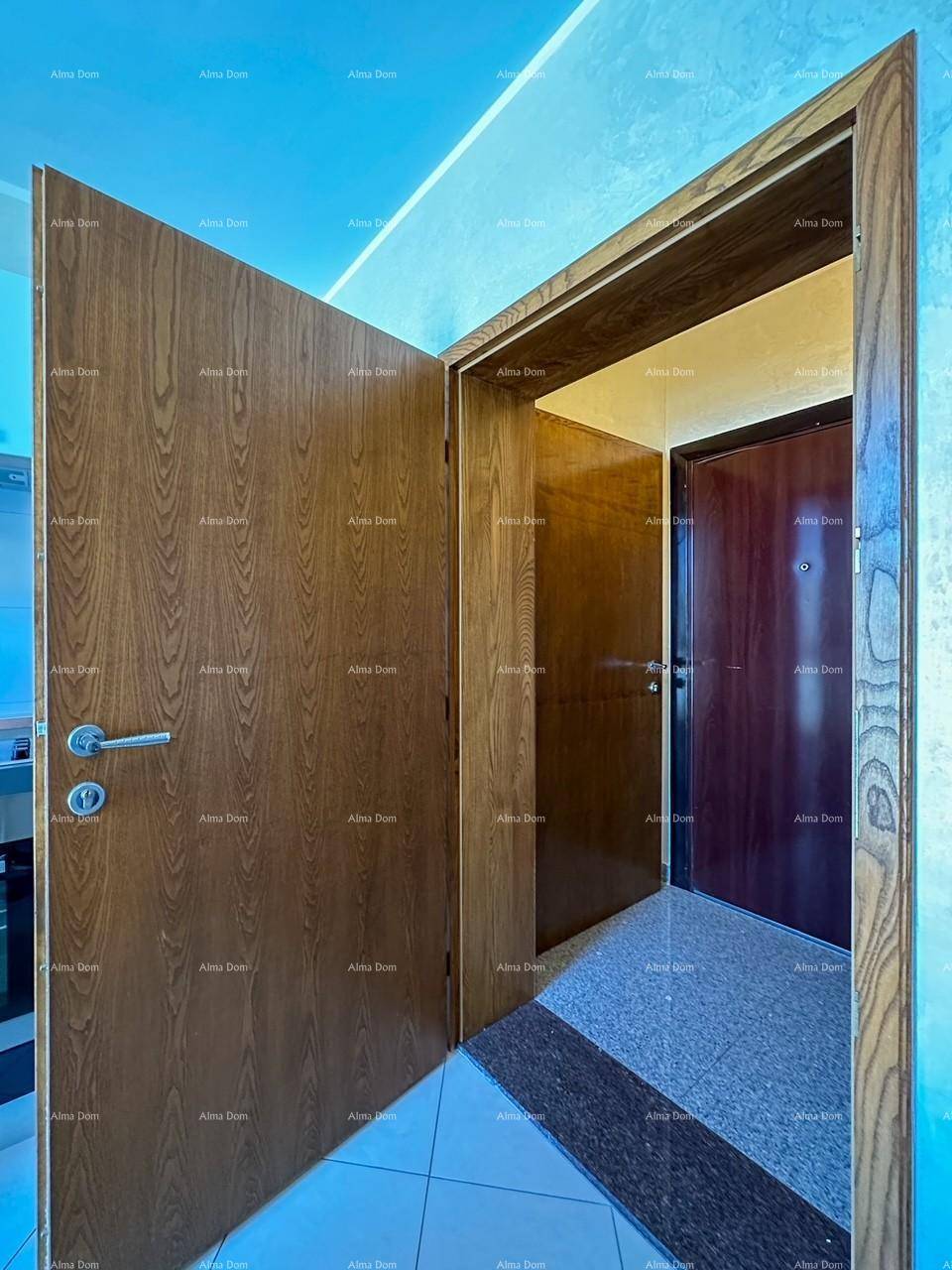 Heller Eingangsbereich mit Holztüren und modernem Fliesenboden, der in den Wohnbereich führt.