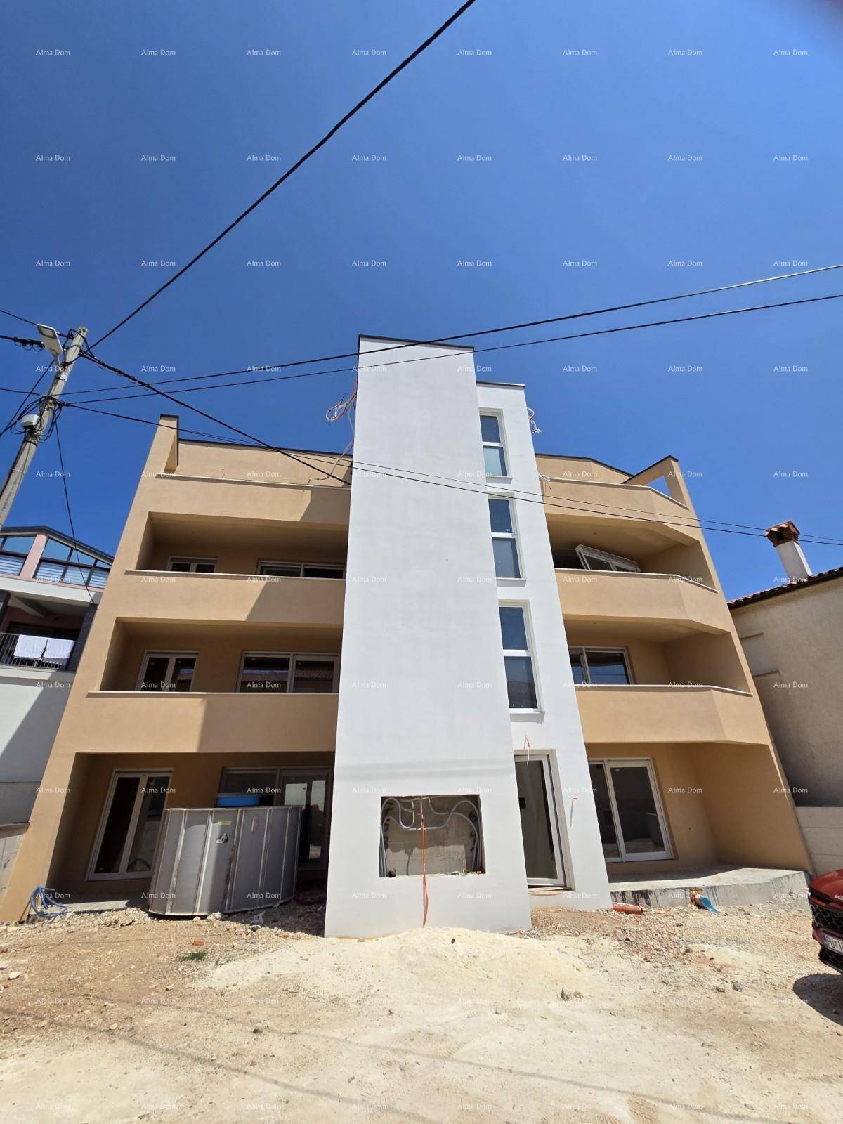 Neubau eines modernen Wohngebäudes mit beiger und weißer Fassade unter klarem Himmel.