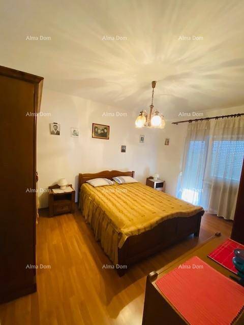 Geräumiges Schlafzimmer mit Holzboden, Doppelbett und traditioneller Einrichtung.