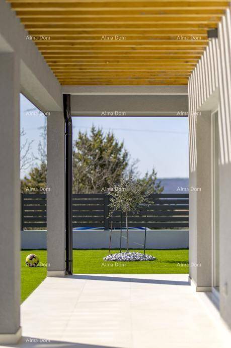 Überdachter Gang mit Holzpergola und Blick auf den gepflegten Rasen und die Bepflanzung.