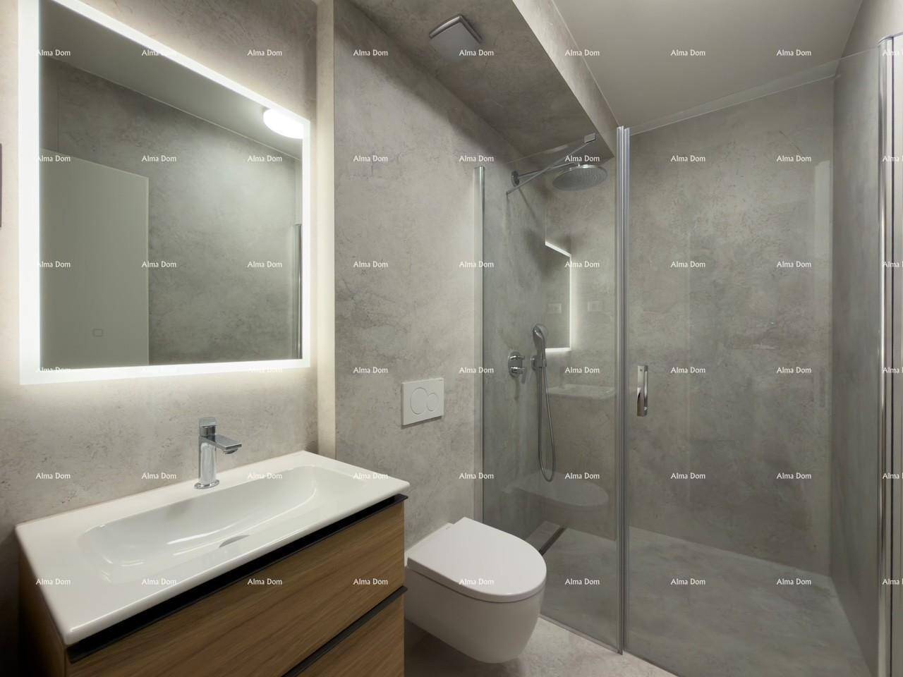 Modernes Badezimmer mit grauen Fliesen, Waschtisch, Toilette und begehbarer Dusche.