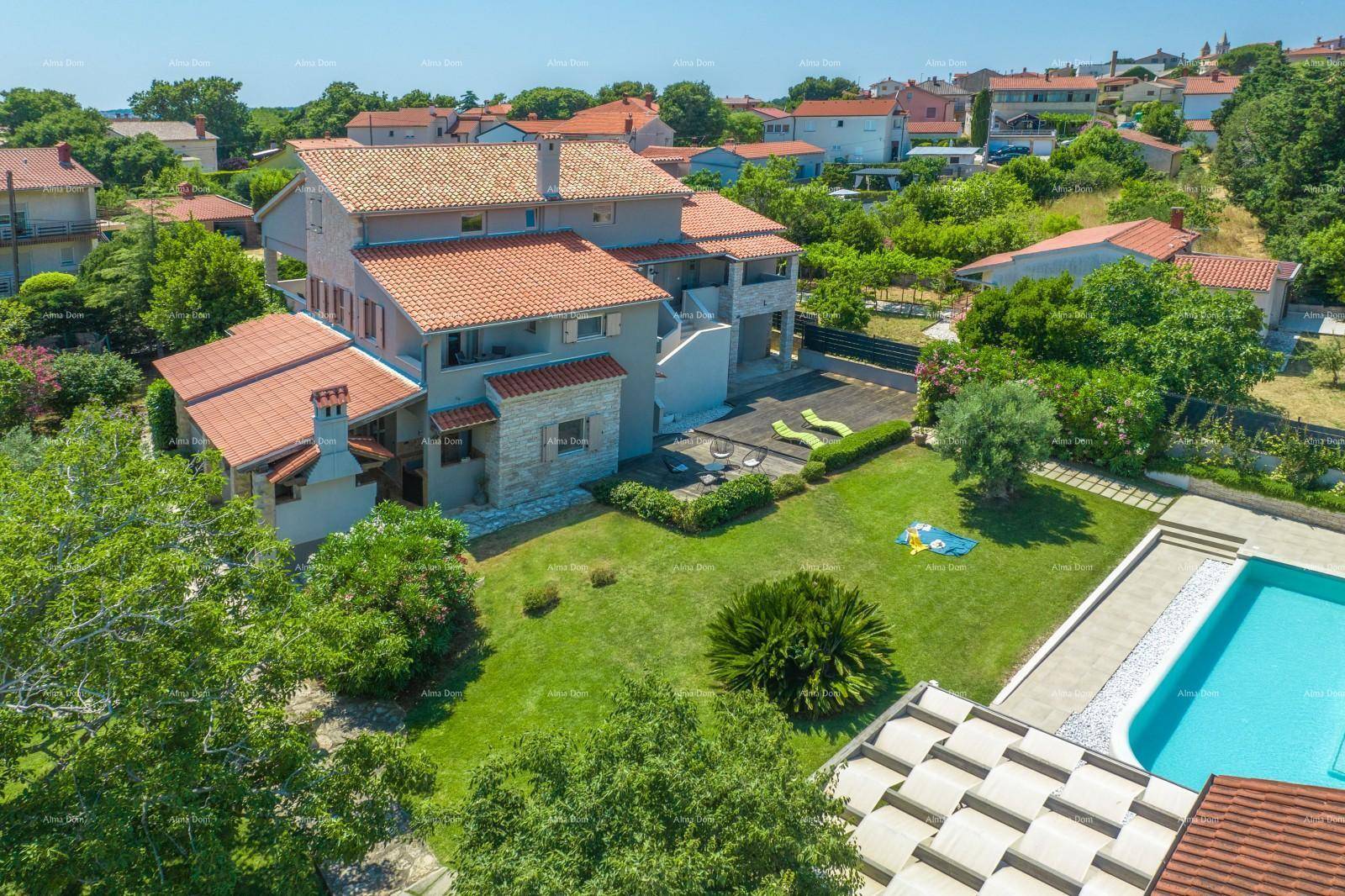Weitläufige Luftaufnahme des Anwesens mit Pool, Garten und der umgebenden Landschaft.