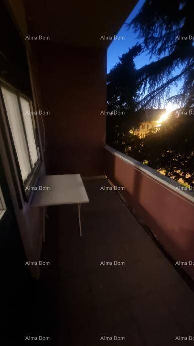 Kleiner Balkon bei Nacht mit einem Tisch, ideal für entspannte Abendstunden im Freien.