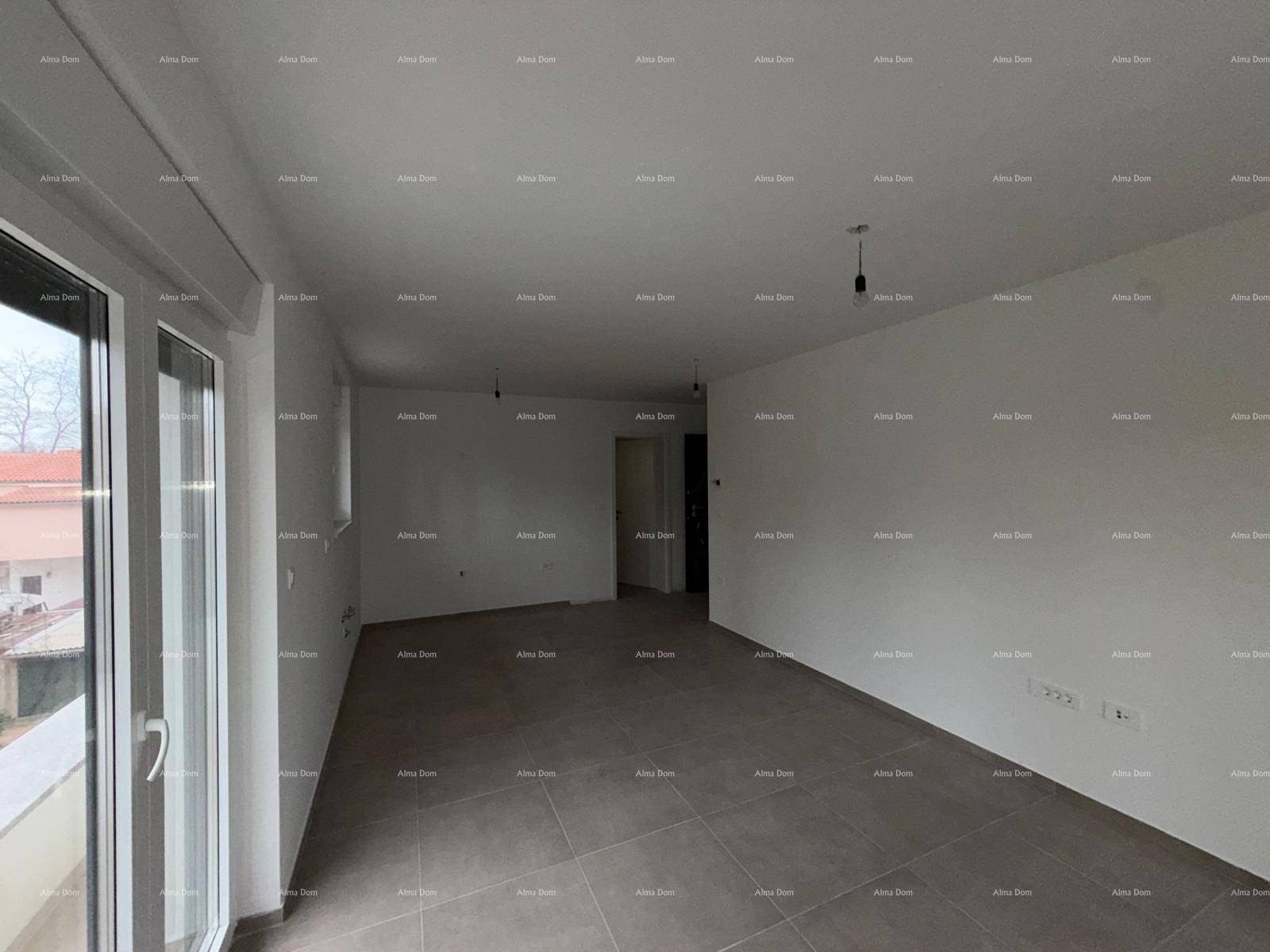 Helles, leeres Zimmer mit Fliesenboden und Zugang zu einem Balkon, bereit zum Einzug.