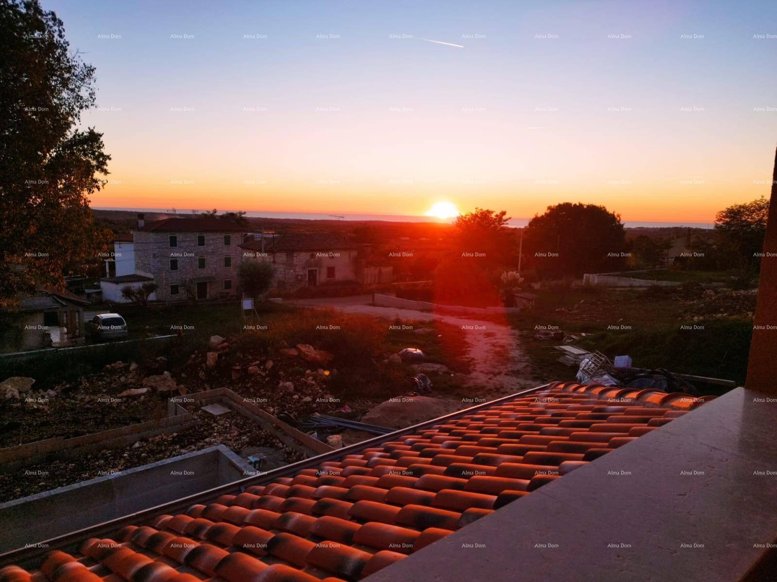 Atemberaubender Sonnenuntergang über der Landschaft mit Blick auf das Meer in der Ferne.