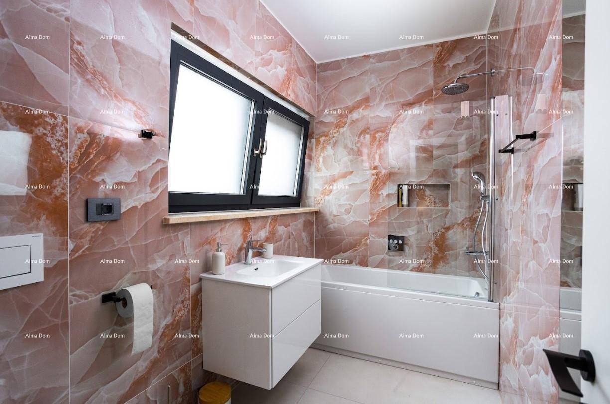 Geräumiges Badezimmer mit Badewanne, Duschbereich, Waschtisch und Fenster.