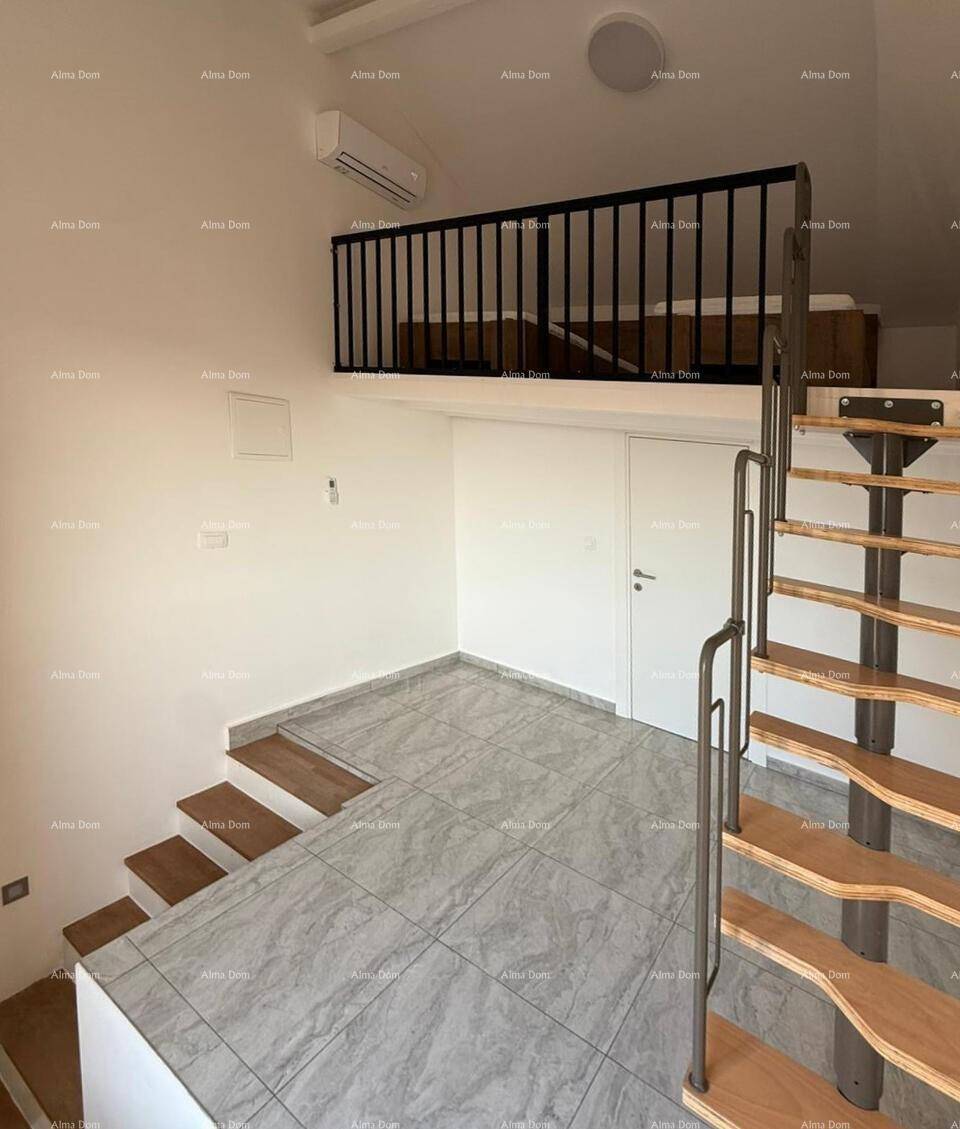 Offener Wohnbereich mit Fliesenboden und einer modernen Holztreppe, die zu einer Galerie führt.